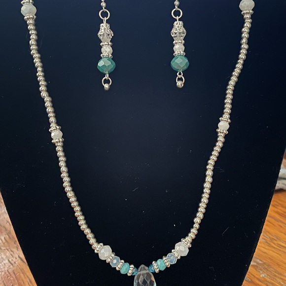 Earrings and necklace - Picture 3 of 3